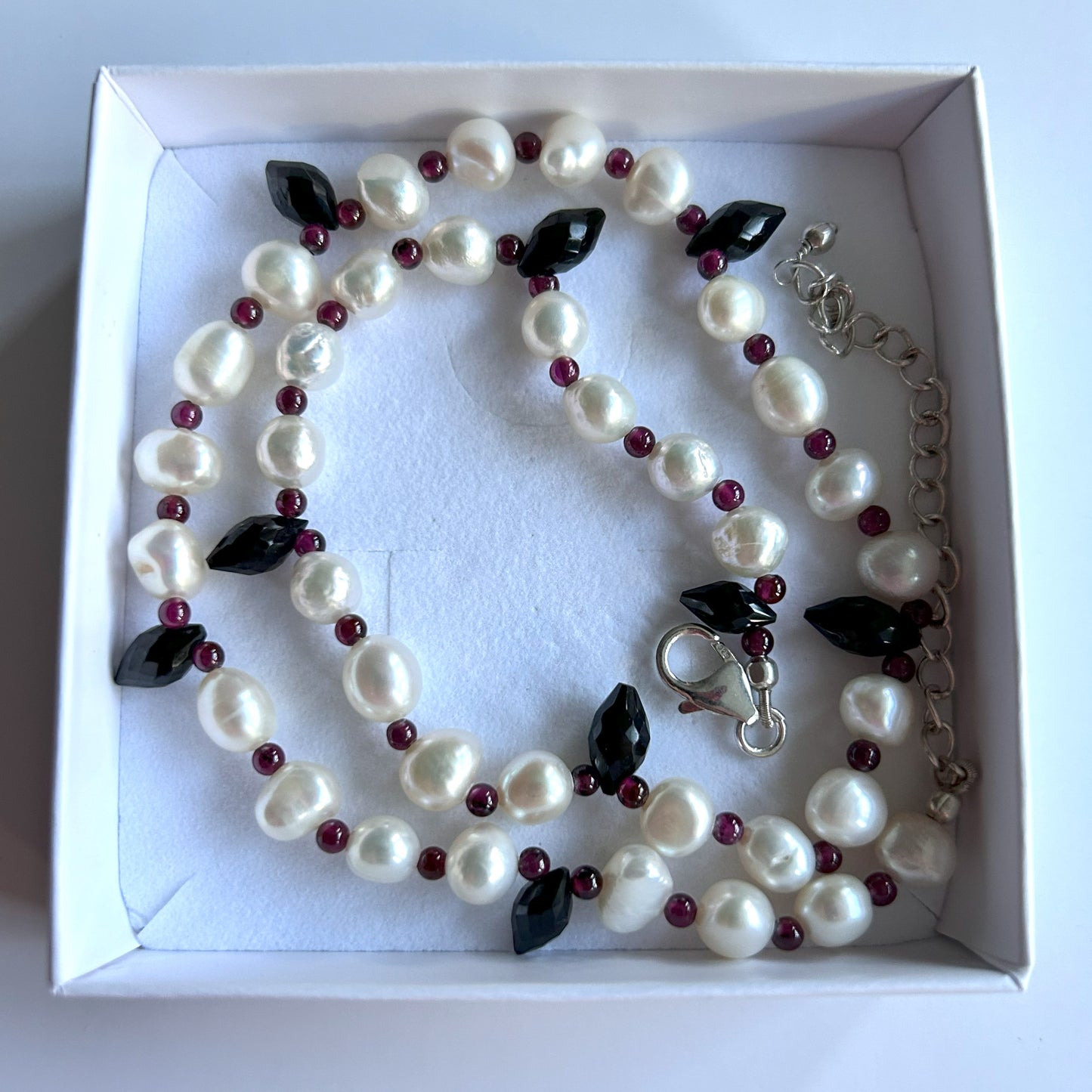 Ädelsten Black Spinell Rhodolite Garnet and Pearls