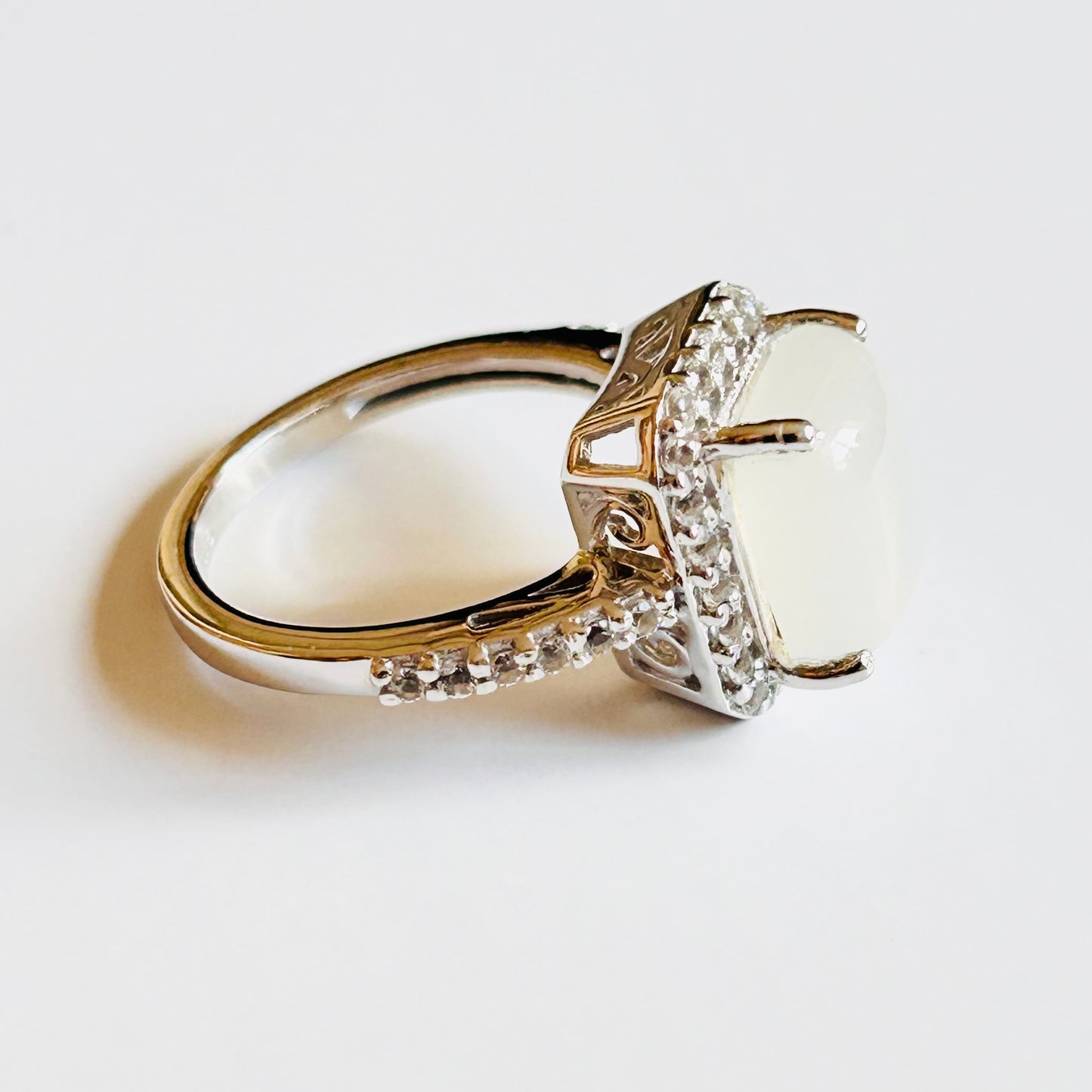 Ädelsten White Moonstone and White Topaz