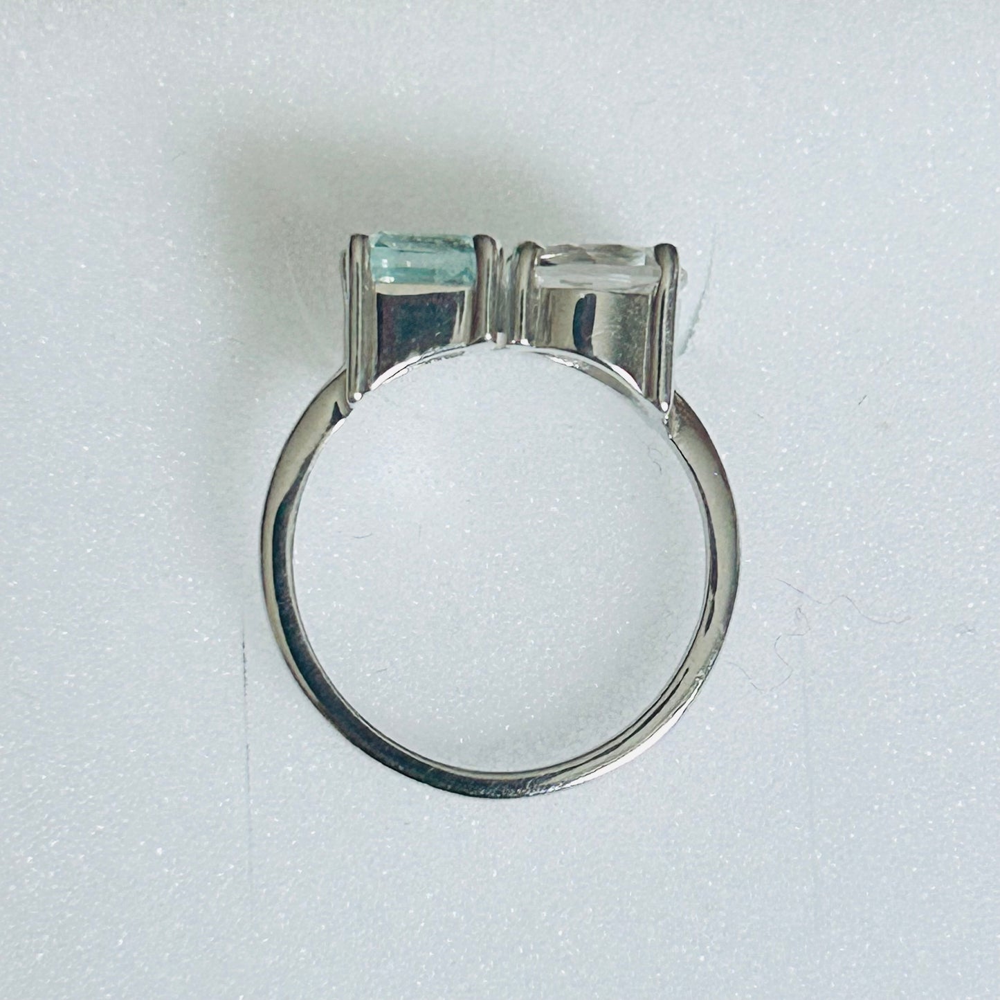 Ädelsten Aquamarine white Aquamarine blue