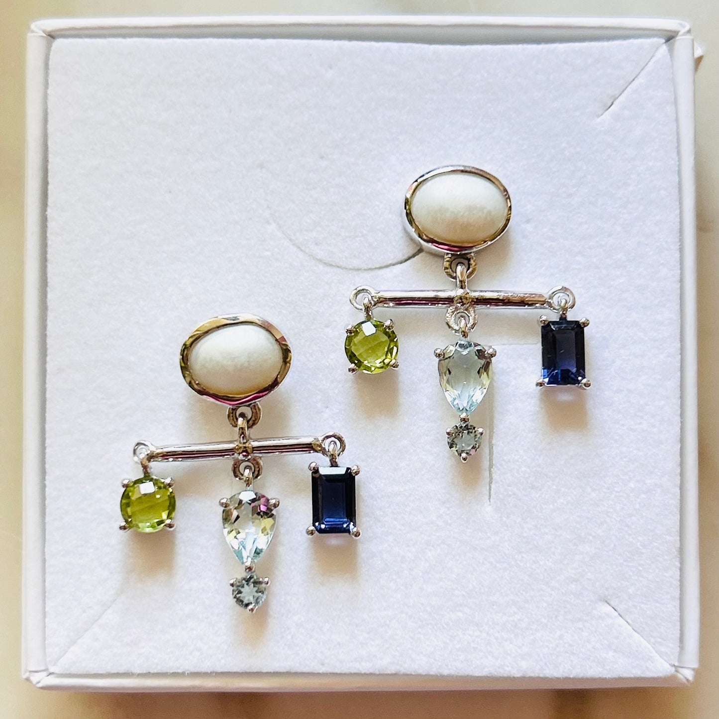 Ädelsten Mother of Pearl Peridot Aquamarine Iolite