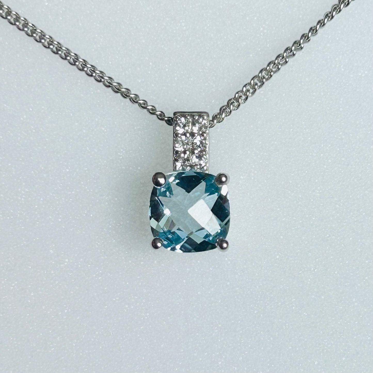 Ädelsten Blue Topaz and White Topaz