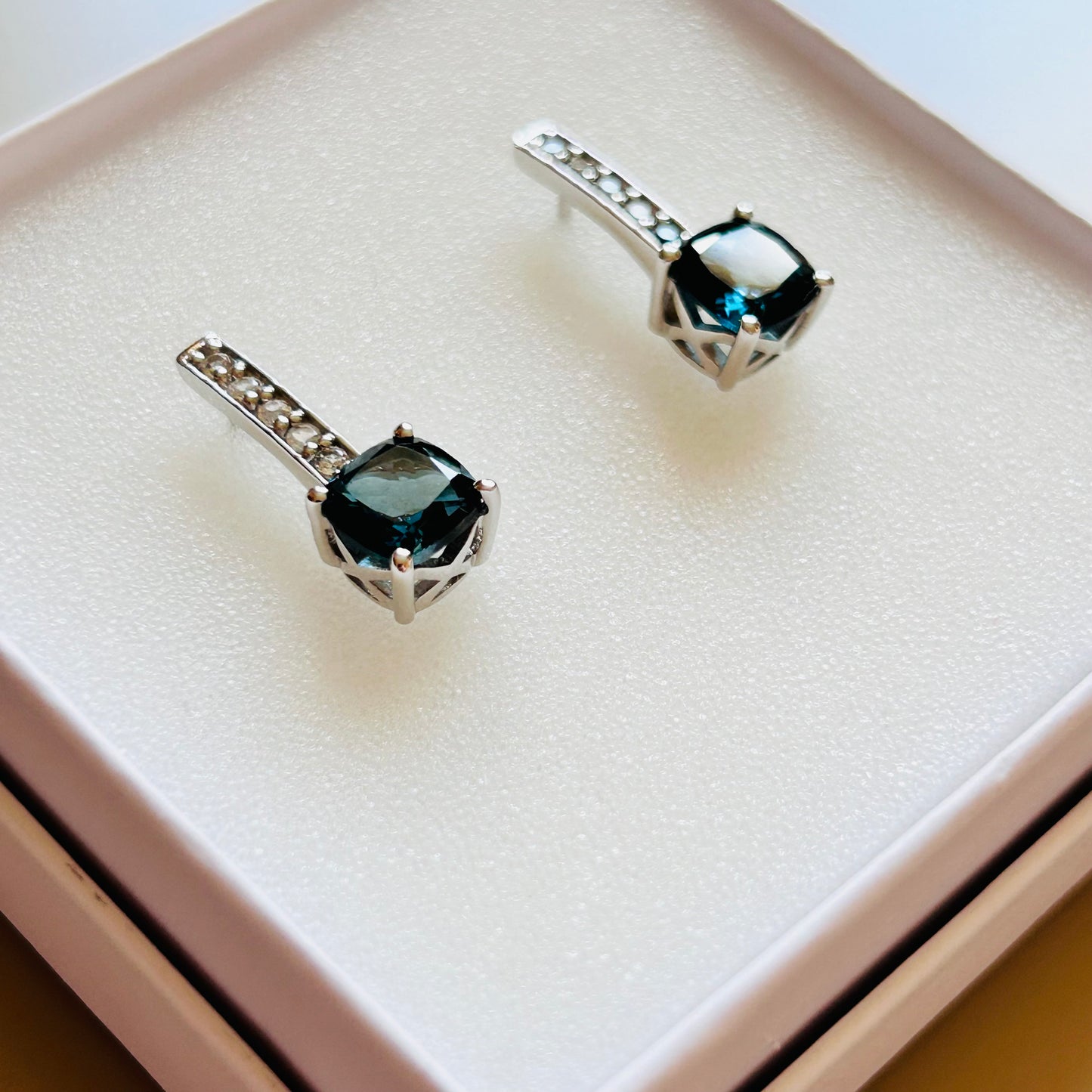 Ädelsten London Blue Topaz and White Topaz