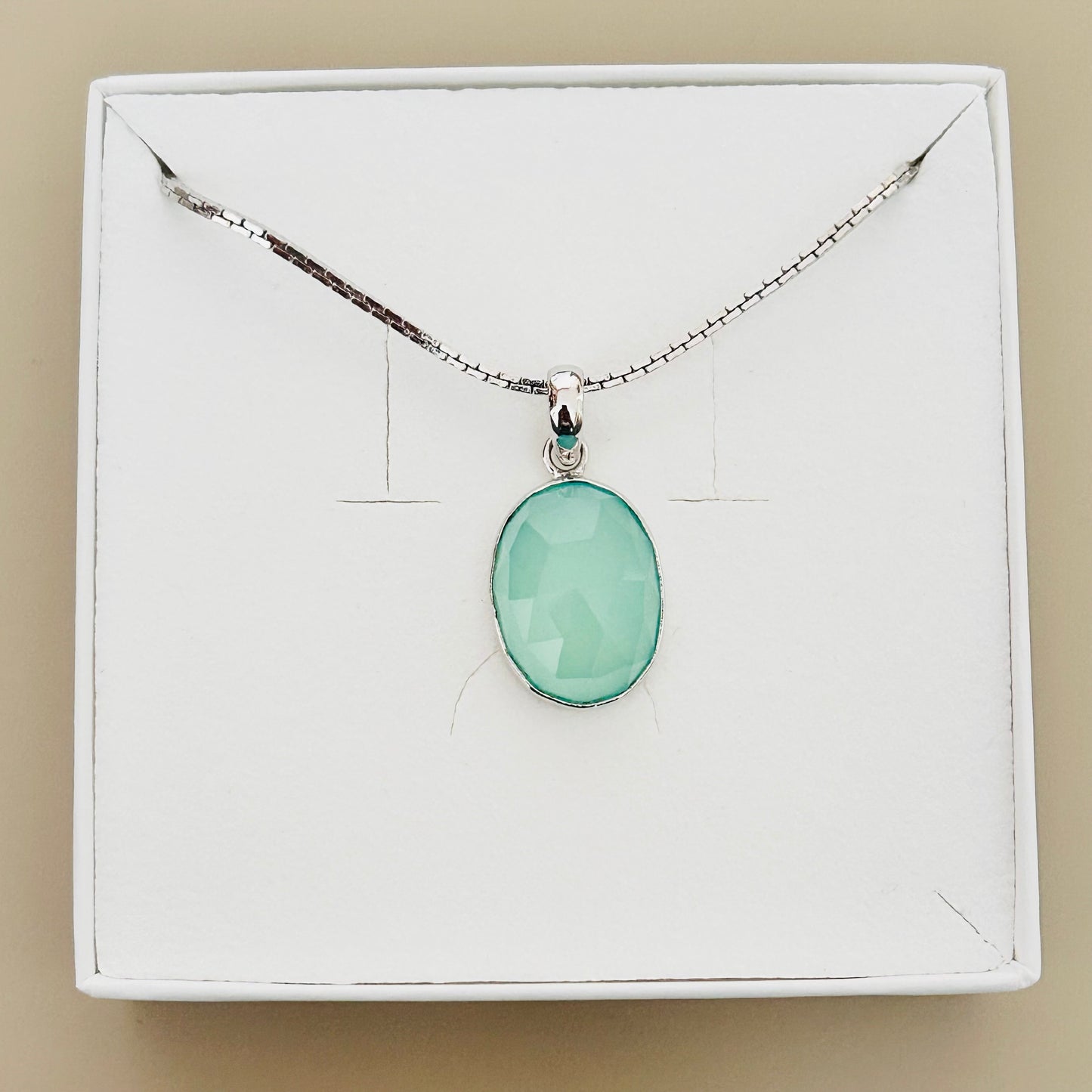 Ädelsten Aqua Chalcedony